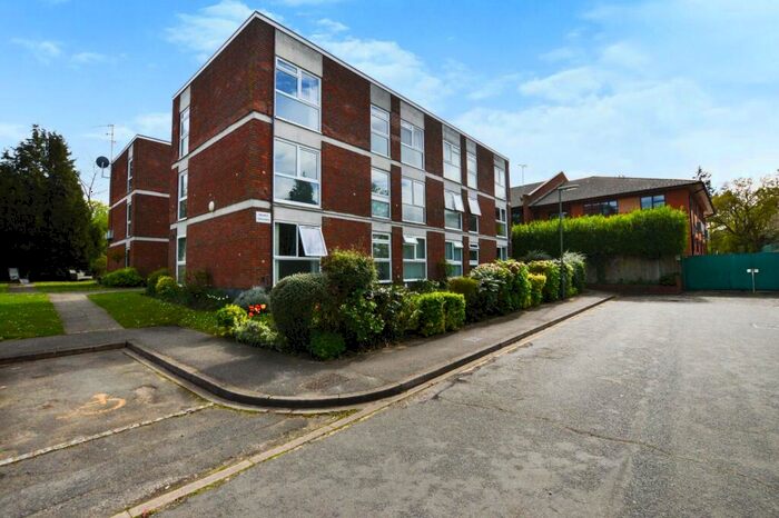 2 Bedroom Apartment To Rent In Fosse Way, West Byfleet, Surrey, KT14