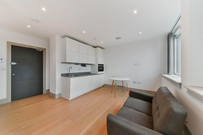 Studio To Rent In High Road, London, N12