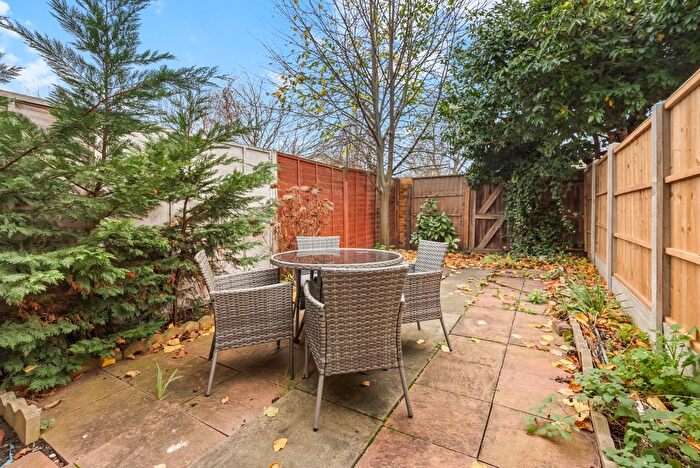 4 Bedroom Property To Rent In Kenchester Close, Oval, SW8