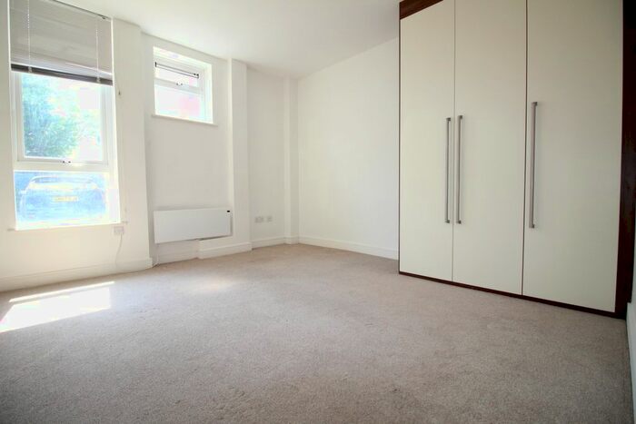 1 Bedroom Flat To Rent In Oak Road, Leatherhead, KT22