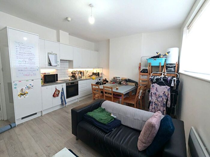 3 Bedroom Flat To Rent In High Road, Willesden, London, NW10