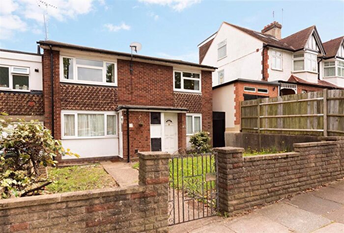 2 Bedroom Flat To Rent In Avenue Road, London, N14