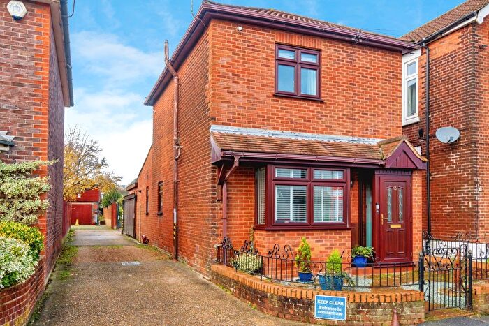 2 Bedroom Detached House For Sale In Ivy Road, Southampton, Hampshire, SO17