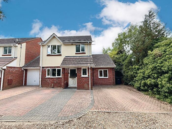 3 Bedroom Detached House For Sale In Bramingham Road, Bramingham, Luton, Bedfordshire, LU3