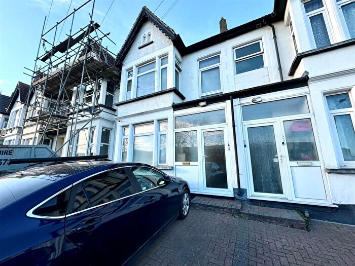 2 Bedroom Apartment For Sale In Woodgrange Drive, Southend-on-Sea, SS1