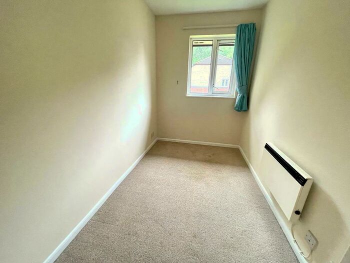 2 Bedroom Flat For Sale In Two Bedroom Top Floor Apartment Sold With No Forward Chain!, SO30