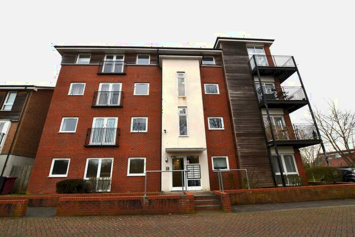 2 Bedroom Flat To Rent In Meadow Way, RG4