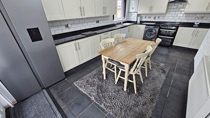 2 Bedroom Bungalow To Rent In Alder Grove, Darfield, S73