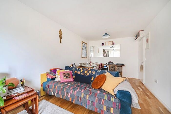 1 Bedroom Maisonette For Sale In Fletcher House, Hackney, London, N1