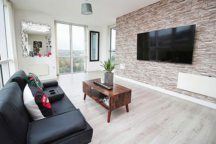 2 Bedroom Flat To Rent In Cotterells, Hemel Hempstead, HP1