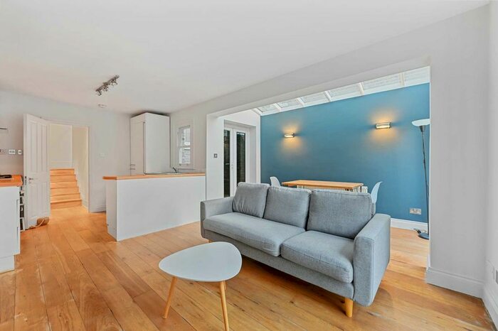 2 Bedroom Flat To Rent In Oaklands Grove, Shepherds Bush, London, W12