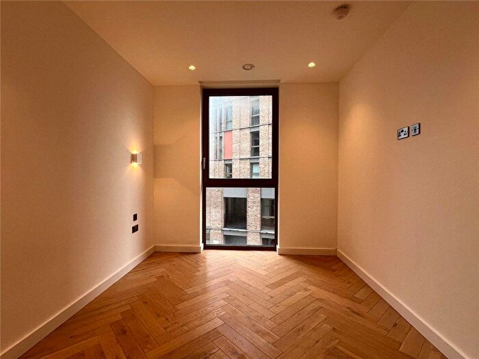 3 Bedroom Flat To Rent In Oberman Road, Dollis Hill, NW10