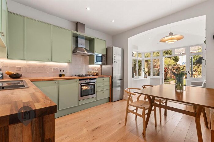 2 Bedroom Flat For Sale In Lavenham Road, London, SW18