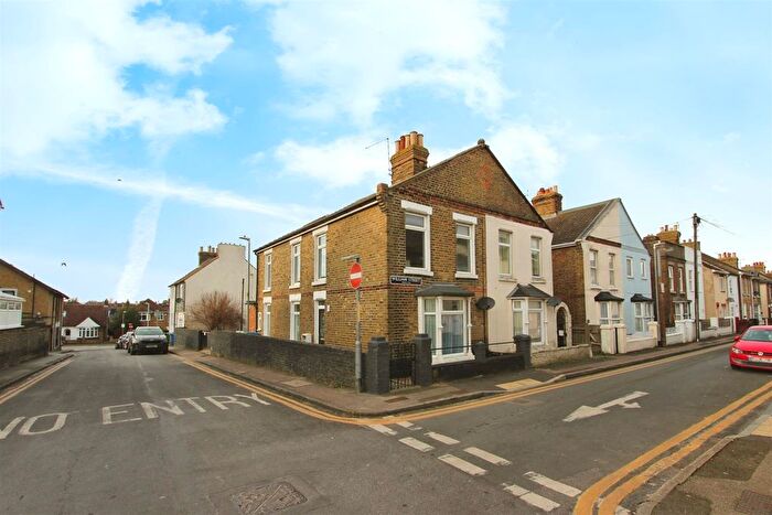 3 Bedroom End Of Terrace House To Rent In William Street, Sittingbourne, ME10