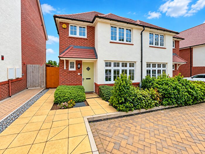 3 Bedroom Semi Detached House For Sale In Armstrong Road, Luton, Bedfordshire, LU2
