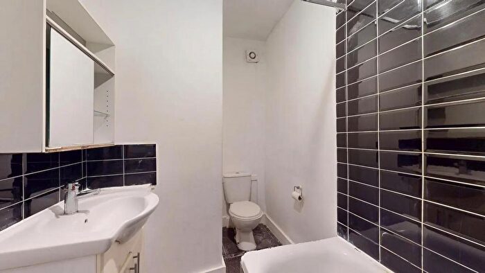 2 Bedroom Flat To Rent In Acton, W3