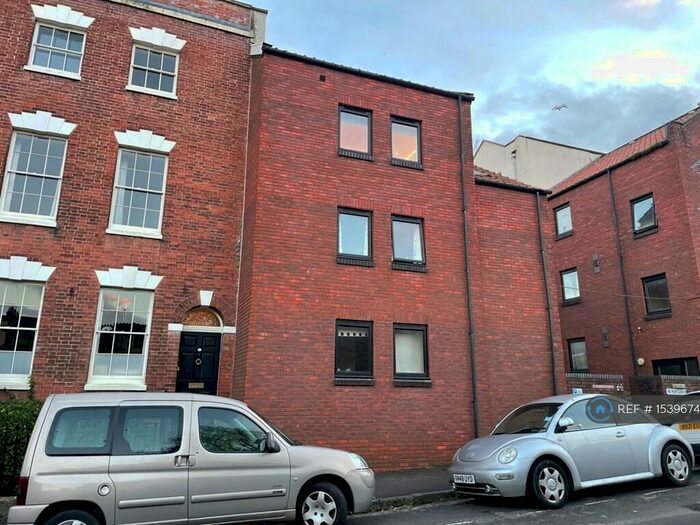 2 Bedroom Maisonette To Rent In Knightstone Walk, Kingsdown, Bristol, BS2