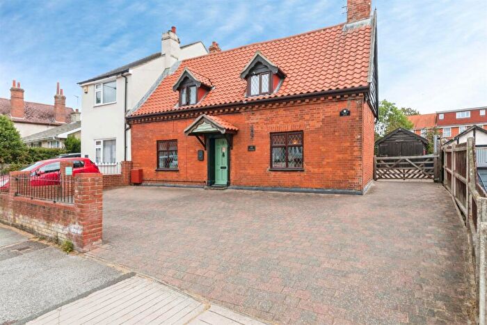 4 Bedroom Semi-Detached House For Sale In Carlton Road, Lowestoft, NR33