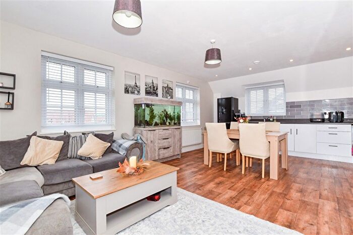 2 Bedroom Flat For Sale In Limeburners Drive, Halling, Kent, ME2