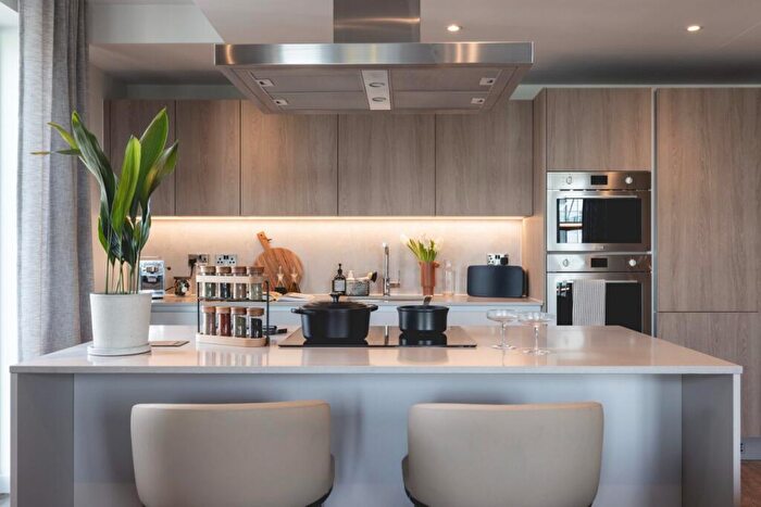 3 Bedroom Flat To Rent In Bloom West, Nine Elms Ln, Nine Elms, London, SW11