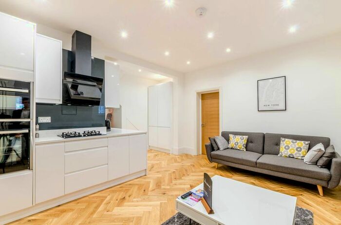 3 Bedroom Flat To Rent In Horn Lane, North Acton, London, W3