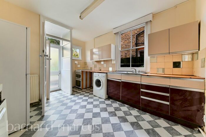 3 Bedroom Property To Rent In Edencourt Road, London, SW16