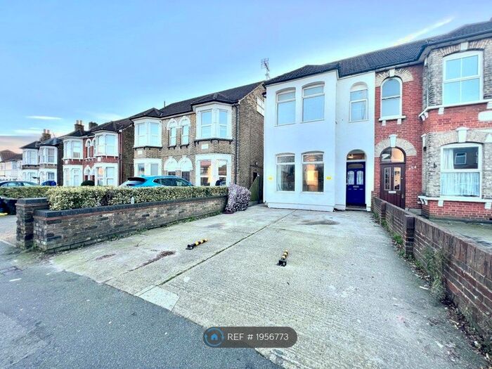 2 Bedroom Flat To Rent In South Street, Romford, RM1