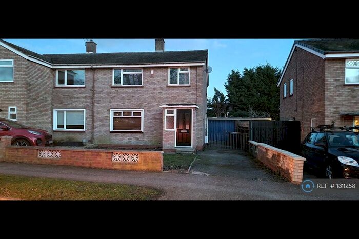 3 Bedroom Semi-Detached House To Rent In Waveney Avenue, Bedford, MK41