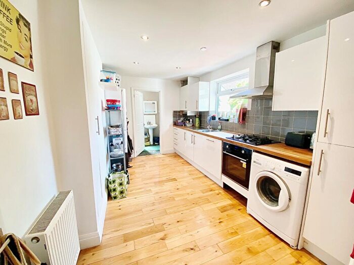 2 Bedroom Flat To Rent In Victoria Road, South Woodford, E18