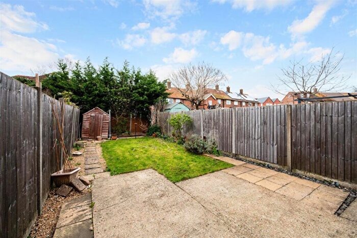 3 Bedroom House For Sale In Bletchingley Close, Merstham, Redhill, RH1