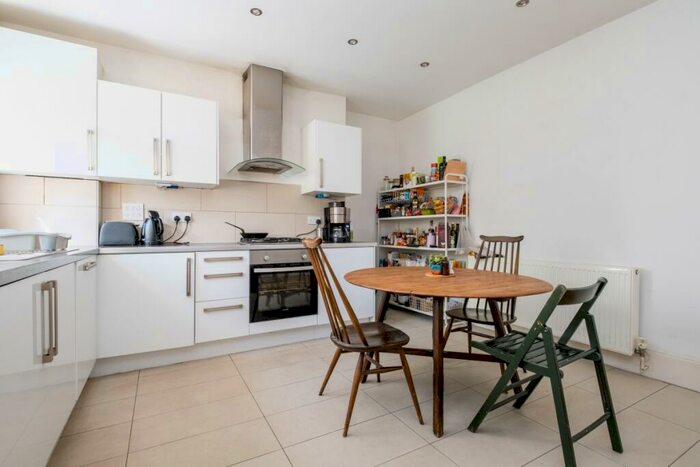 3 Bedroom Apartment To Rent In Mildmay Road London, N1