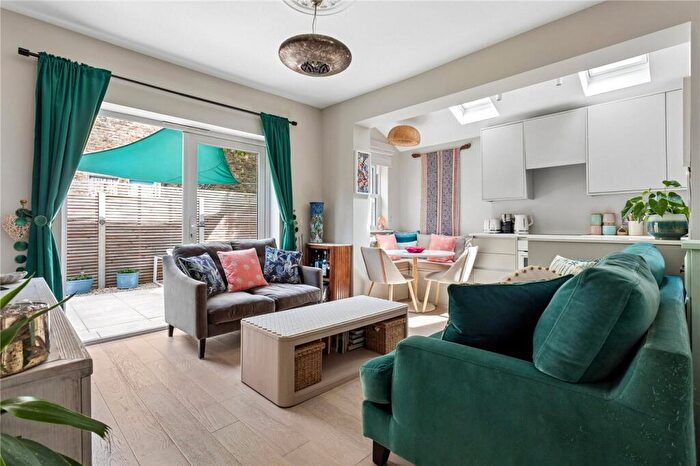 2 Bedroom Apartment For Sale In Dinsmore Road, London, SW12