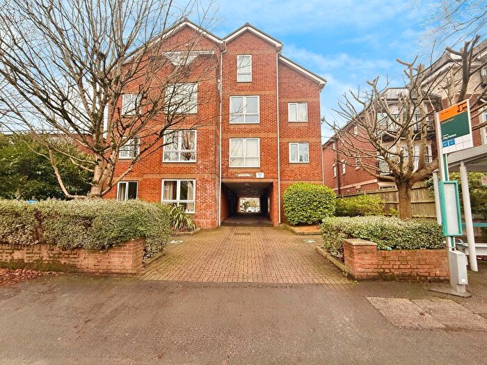 2 Bedroom Flat For Sale In Hill Lane, Southampton, SO15