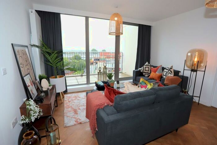 2 Bedroom Apartment To Rent In Broadside, Oldham Road, M4