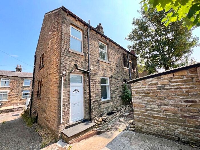 1 Bedroom Terraced House For Sale In Chapel Terrace, Huddersfield, HD4