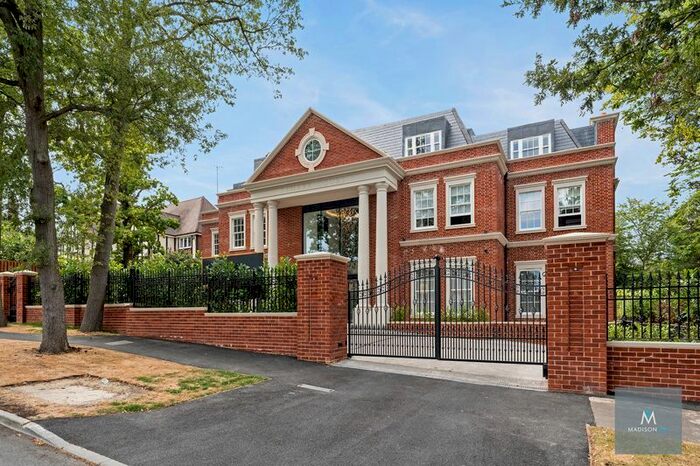 3 Bedroom Flat To Rent In Stradbroke Drive, Chigwell, IG7