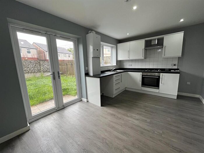 3 Bedroom Semi Detached House To Rent In Eaglesfield Drive, Bradford, BD6