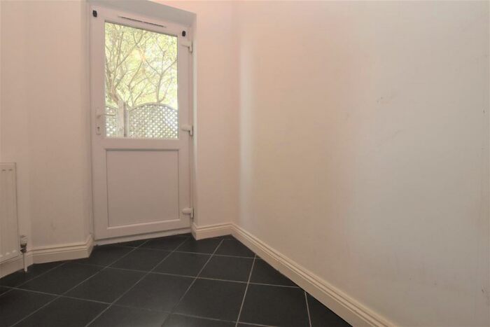 2 Bedroom Bungalow To Rent In Henley Road, Caversham, RG4