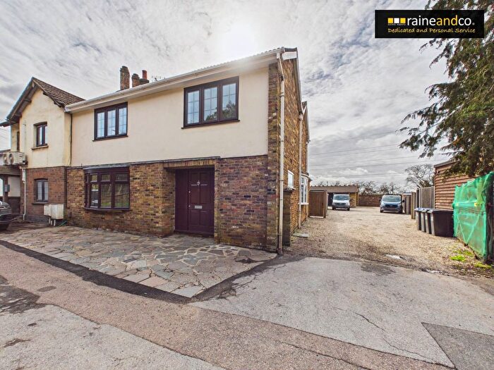 4 Bedroom Property For Sale In Rookery Cottages, Welham Green, AL9