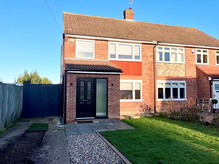 3 Bedroom Semi-Detached House To Rent In Seaman Close, St Albans, AL2