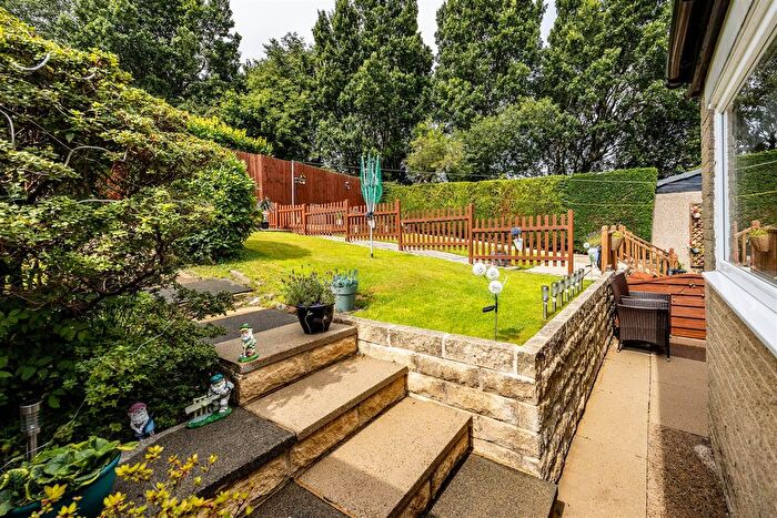 3 Bedroom End Of Terrace House For Sale In Clayfield Drive, Bradford, BD7