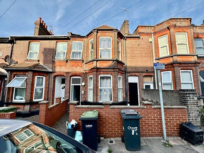 6 Bedroom Terraced House For Sale In Stockwood Crescent, Luton, LU1