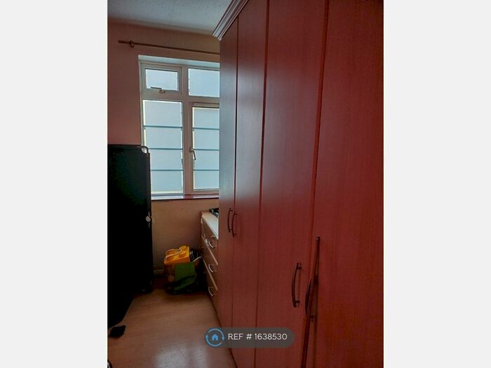 3 Bedroom Flat To Rent In Thornbury Court, Isleworth, TW7