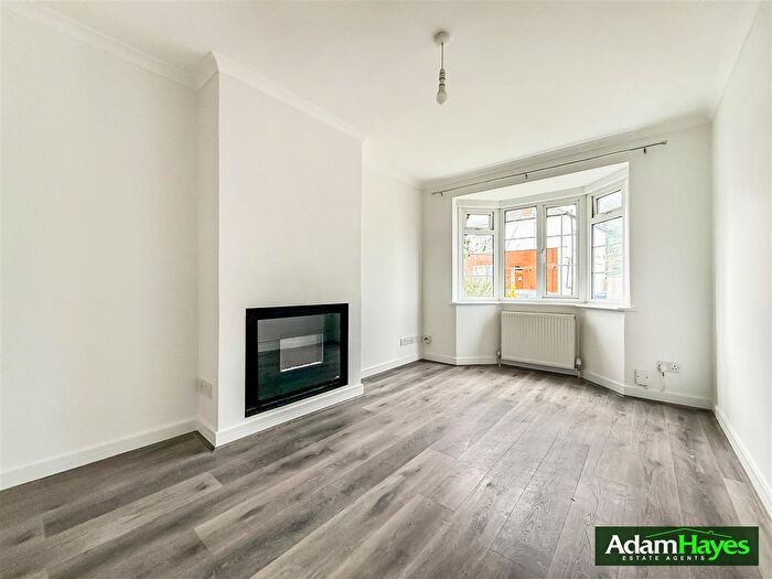 2 Bedroom Flat For Sale In Wentworth Road, Barnet, EN5