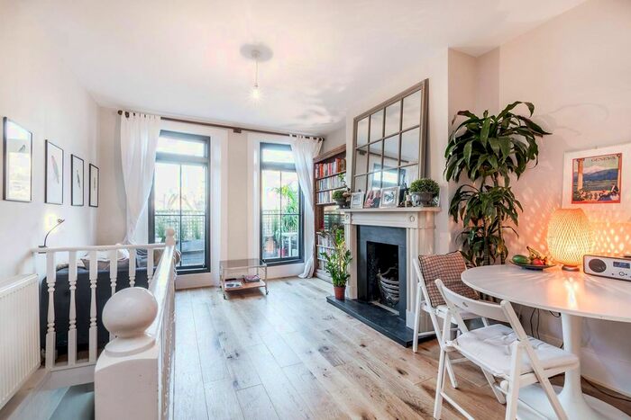 2 Bedroom Flat To Rent In Chiswick High Road, Chiswick, London, W4