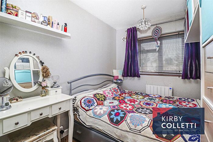 2 Bedroom Flat For Sale In Hertford Road, Hoddesdon, EN11