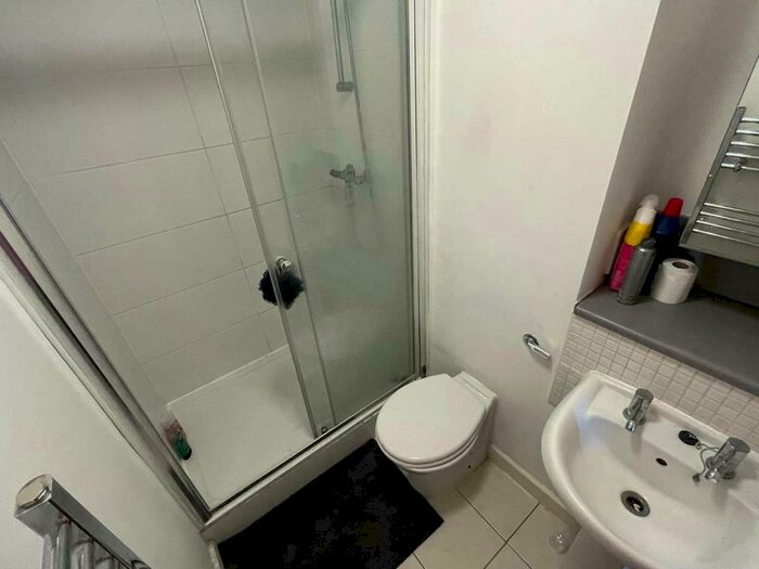 3 Bedroom Flat To Rent In New Crompton Court, N13