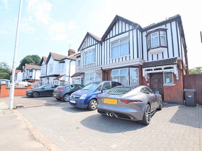 6 Bedroom Terraced House To Rent In Cranbrook Road, Ilford, IG2