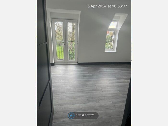 2 Bedroom Flat To Rent In Pastors Court, London, EN1