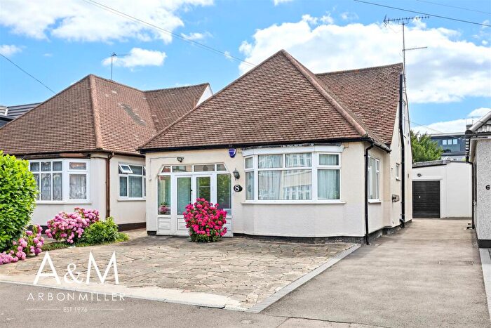 3 Bedroom Chalet For Sale In Marlborough Drive, Clayhall, IG5